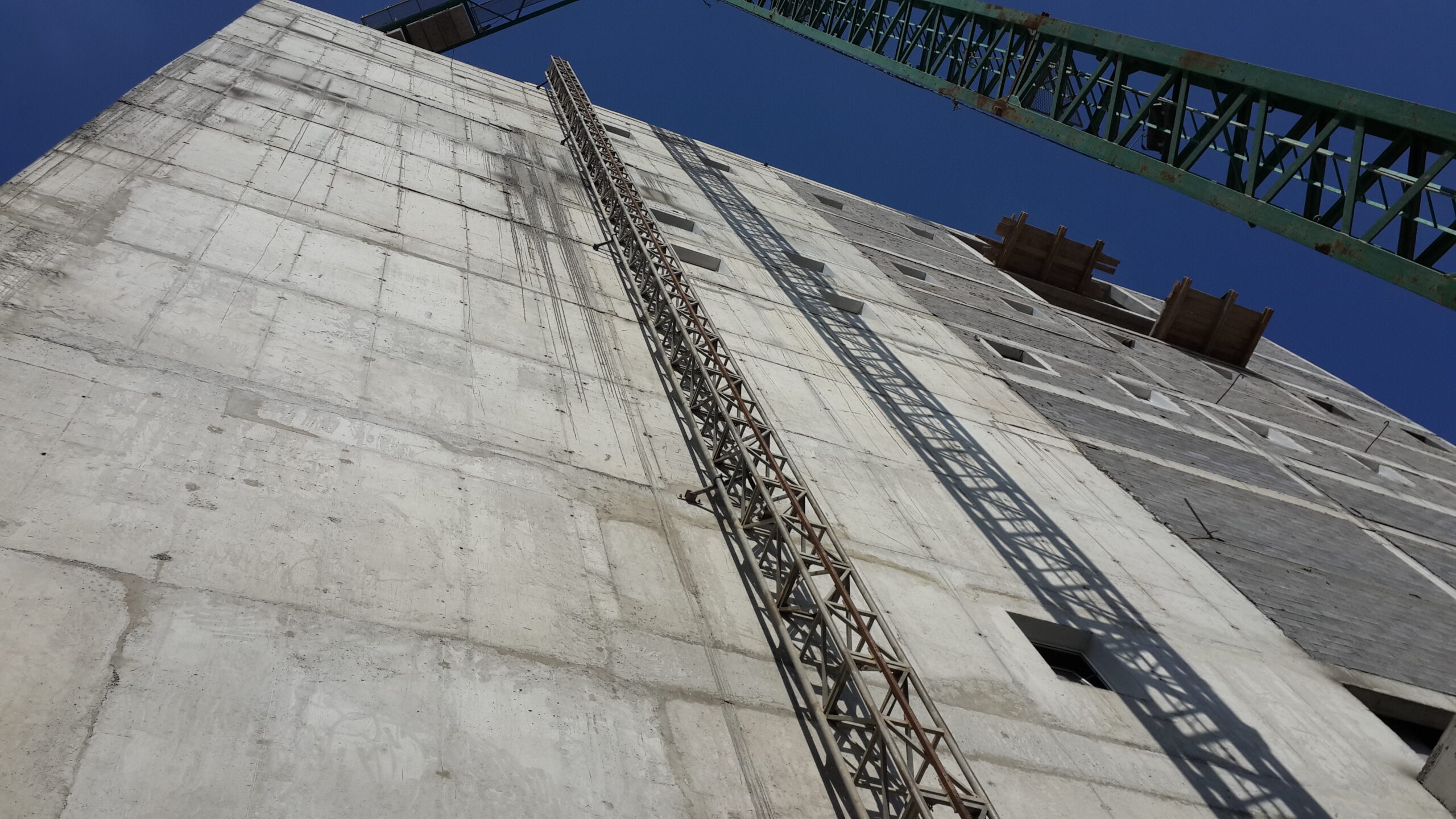 Vue extérieure sur bâtiment de production en cours de construction