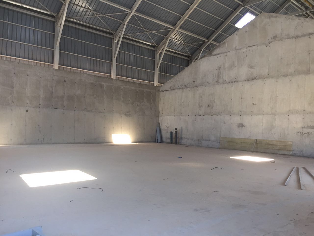 Vue intérieure sur hangar de stockage